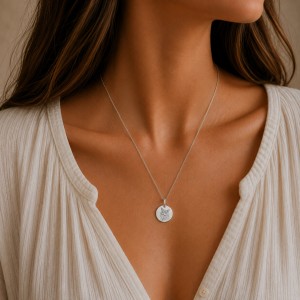 Srebrny naszyjnik z grawerem kota noszony na szyi